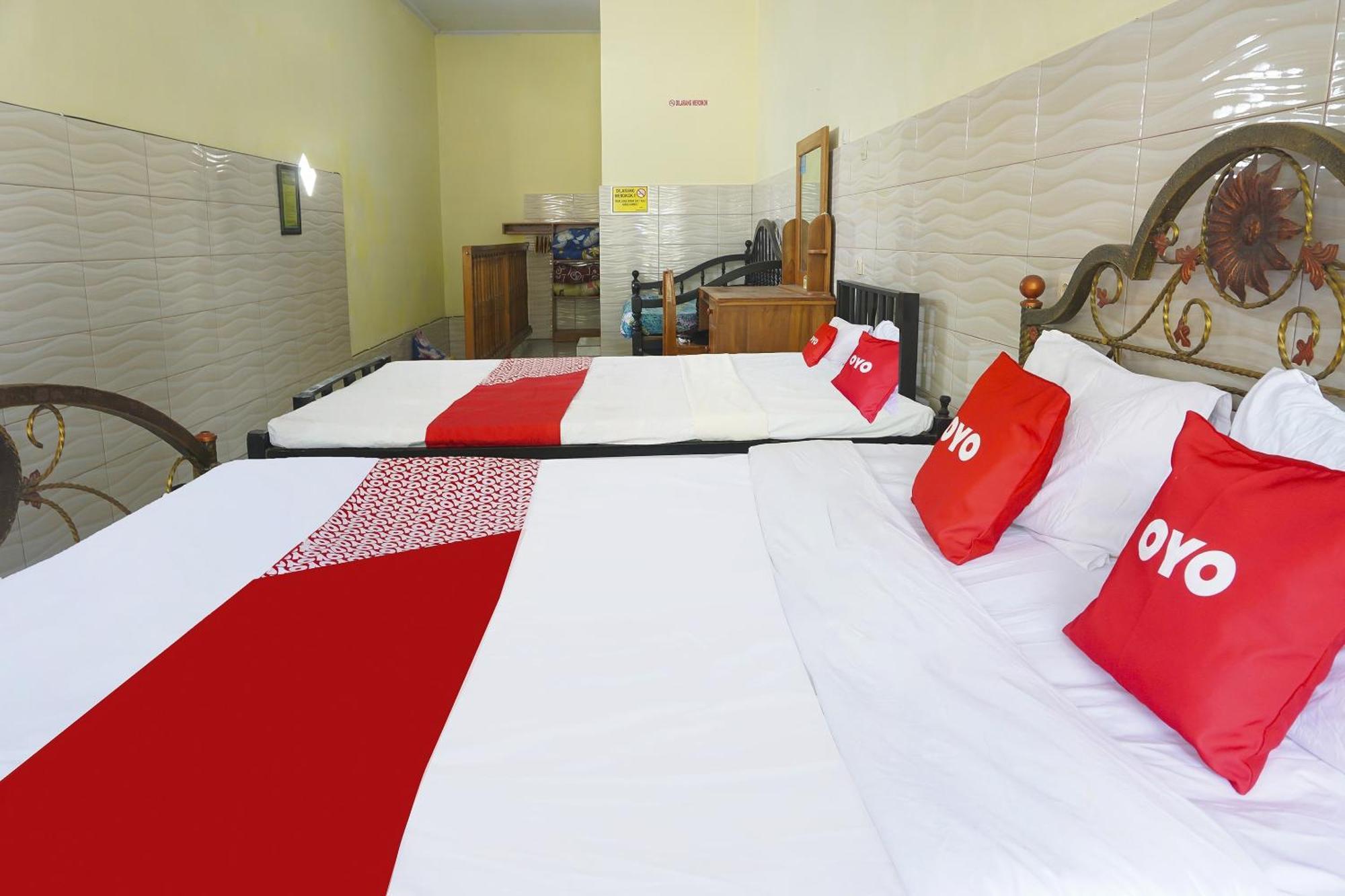 Putih Mulia Homestay Syariah Lumajang Exteriör bild