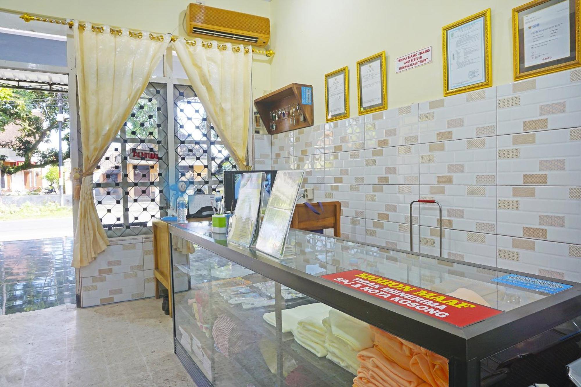 Putih Mulia Homestay Syariah Lumajang Exteriör bild